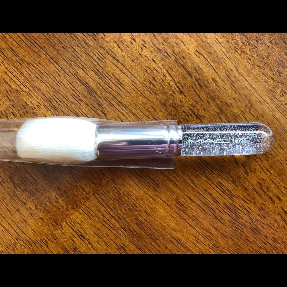 NEW MAC 167SE Face Blender Brush (Travel Size)!